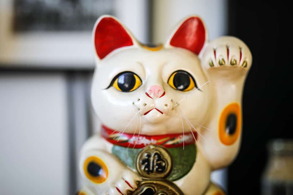 maneki neko statue